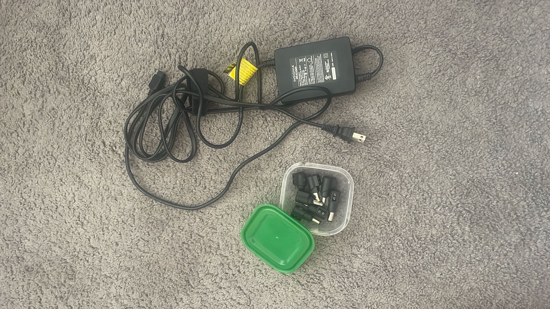 90 Watt Insignia Universal Charger With 7 Adapter Tips
