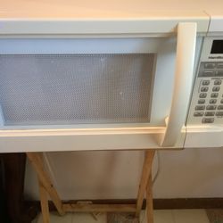  Used Hamilton Beach Microwave Model P100N30AL-S3 1.1 cu ft 1000 watts Pick Up Only in  Apple Valley.