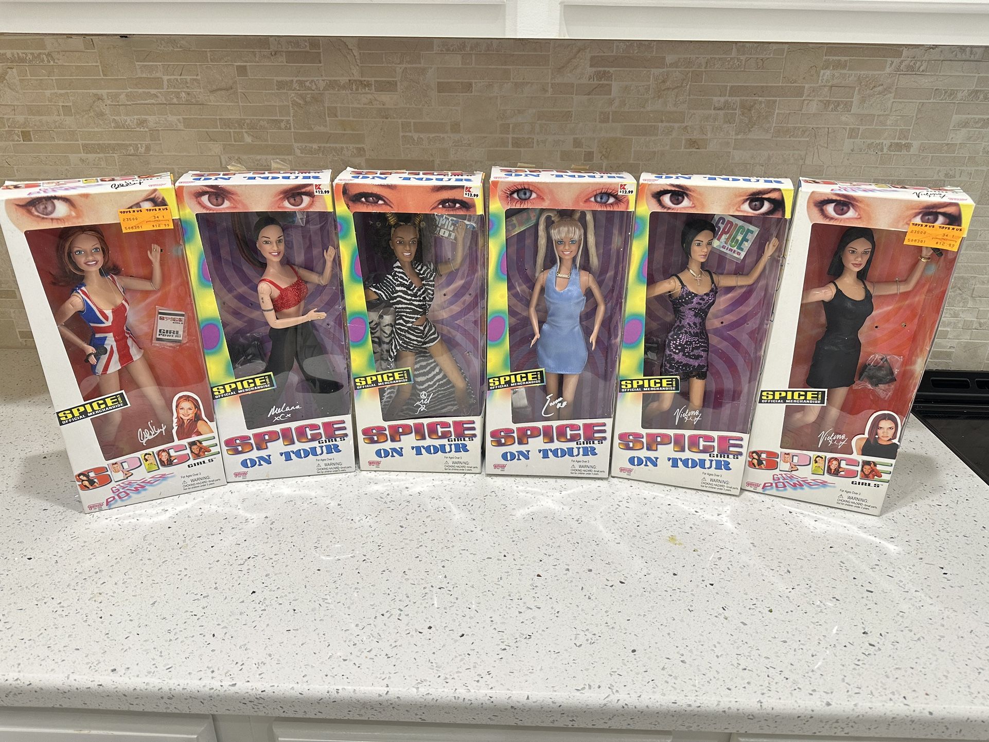 SIX SPICE GIRLS DOLLS IN ORIGINAL BOXES WITH MAGAZINES & TOUR BOX