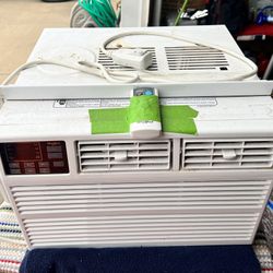 Whirlpool 8,000 BTU Window Air Conditioning Unit  With Remote 