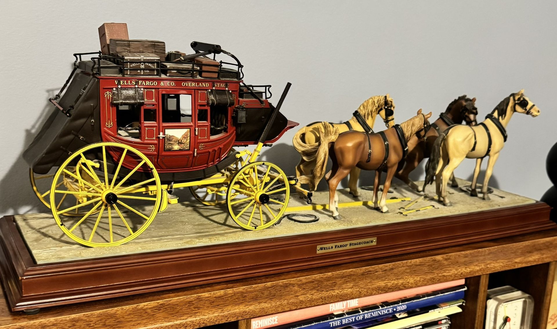 Wells Fargo Franklin Mint Overland Stagecoach With Display Four Horse
