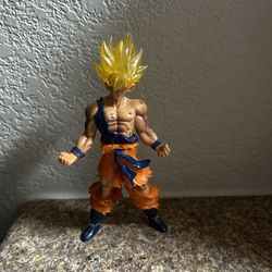 Super Saiyan Goku Figure 