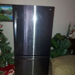 LG 26 CUBIC INCH REFRIGERATOR EXCELLENT CONDITION  SELLING IT IS TO BIG FOR ME