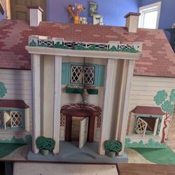 1940s VINTAGE American Dollhouse!  Keystone of Boston dollhouse! Comes With Furniture 