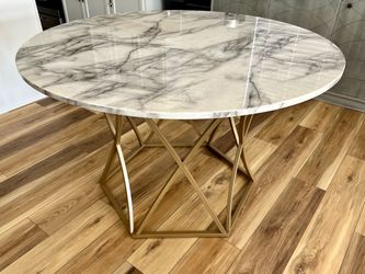 Round dining table