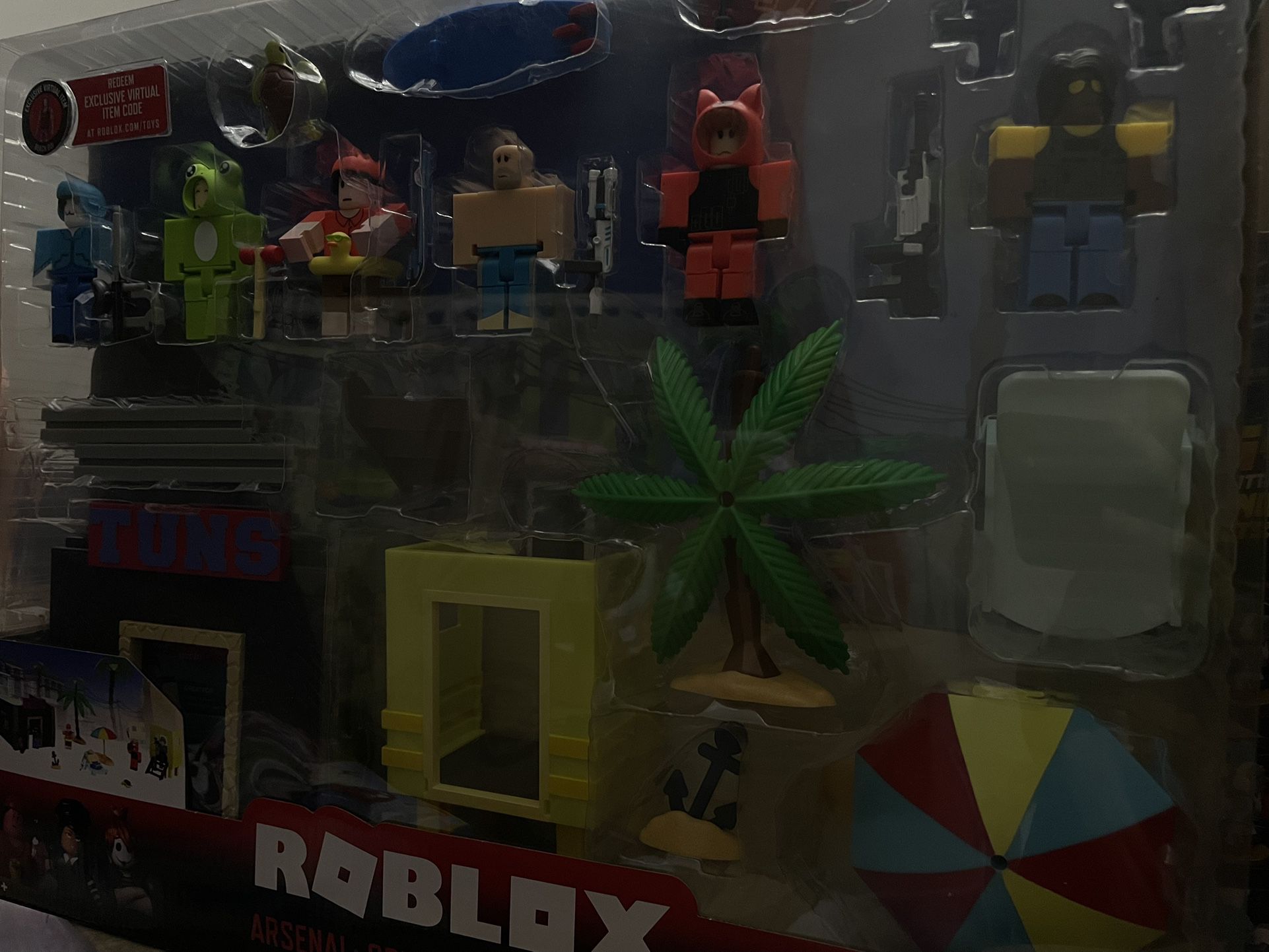  Roblox ROB0599 Action Collection-Arsenal: Operation Beach Day  Deluxe Playset [Includes Exclusive Virtual Item], Multi-Color : Toys & Games
