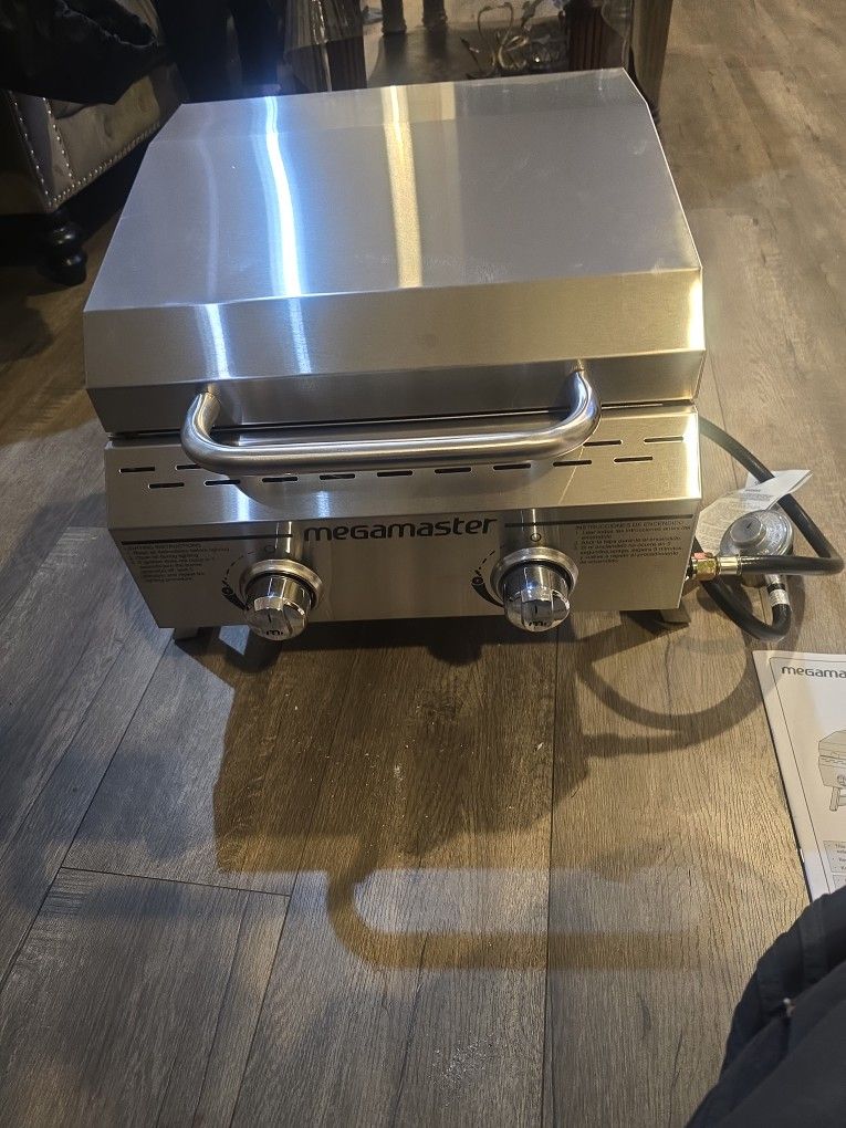 MEGAMASTER  2 BURNER PORTABLE  GAS GRILL 