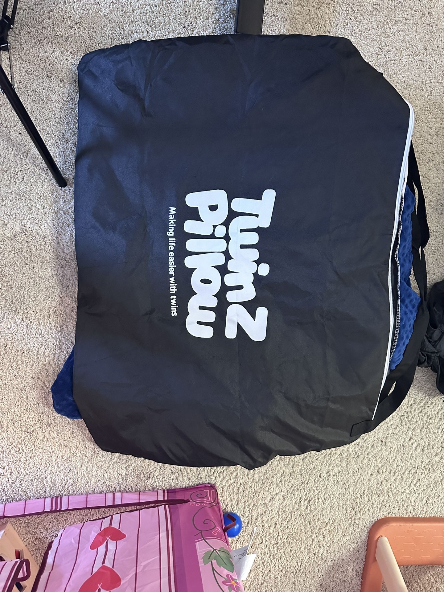 Twin Z pillow with 2 covers and travel bag