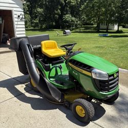 2015 John Deere D110 Riding Lawnmower 