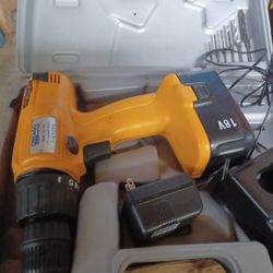 18 Volt. alt electric drill set.