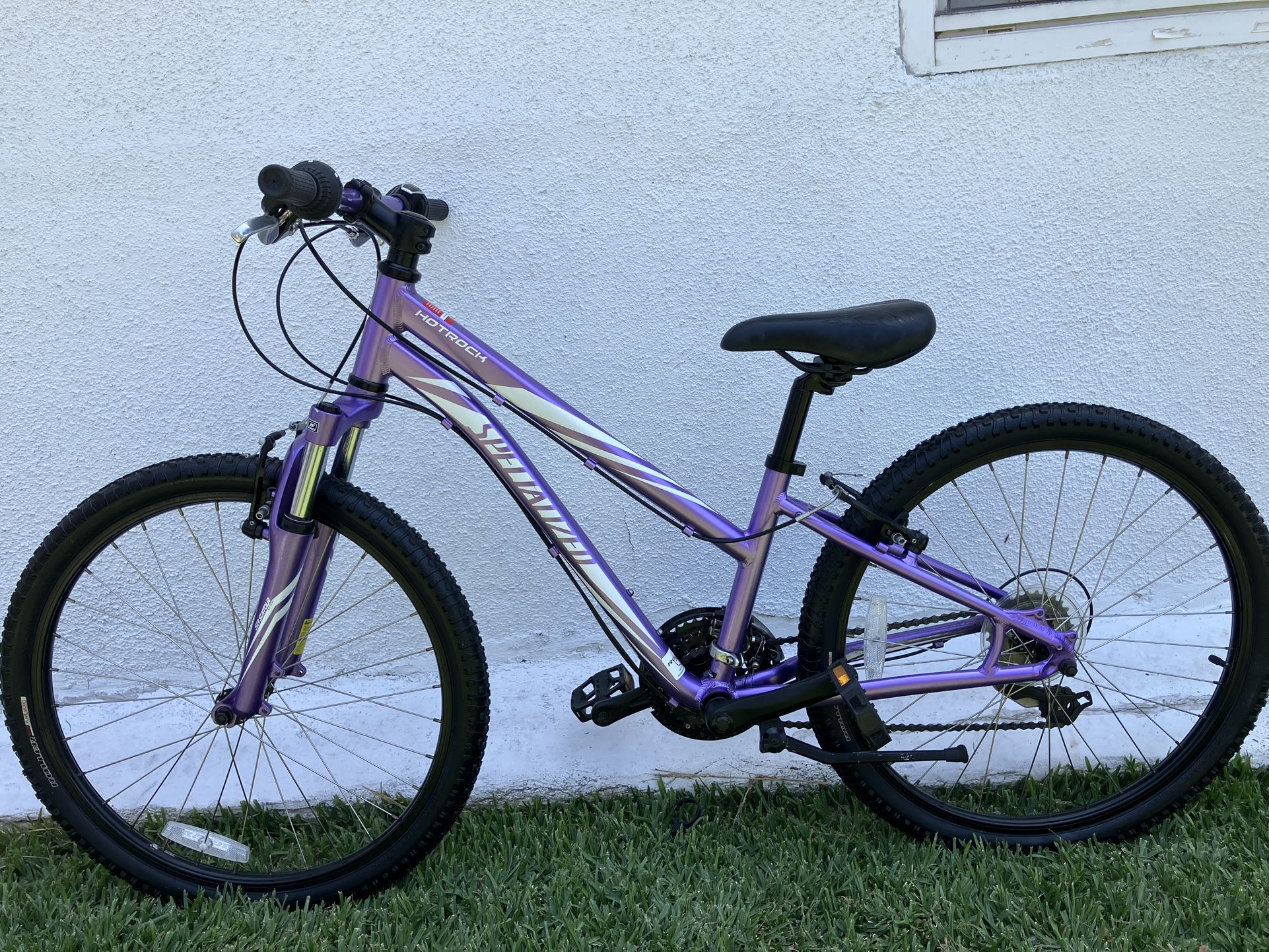 Specialized Hotrock. Girls Mountain Bike. 24 Inch Tires. 12 Inch Frame
