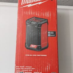 Milwaukee M12 Radio+Charger