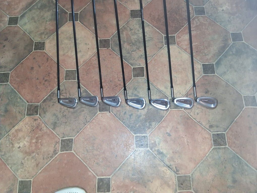 KZG Forged 11-M Iron Set. Graphite.\nCarbon shafts grafolloy Med. Flex