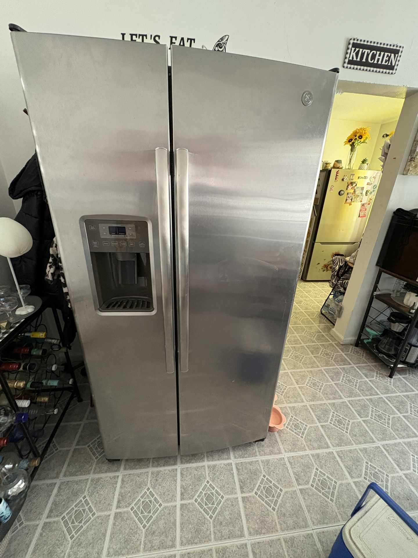 GE 21.9-cu ft Counter-Depth Side-by-Side Refrigerator with Ice Maker, Water and Ice Dispenser ( Stainless steel )