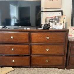 Like New Queen Bedroom Set 