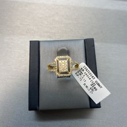 18kt Gold & Diamond Ladies Ring Available On Special Sale 