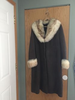Vintage Winter Coat – Fur-Trimmed Collar & Sleeves – Fully Lined