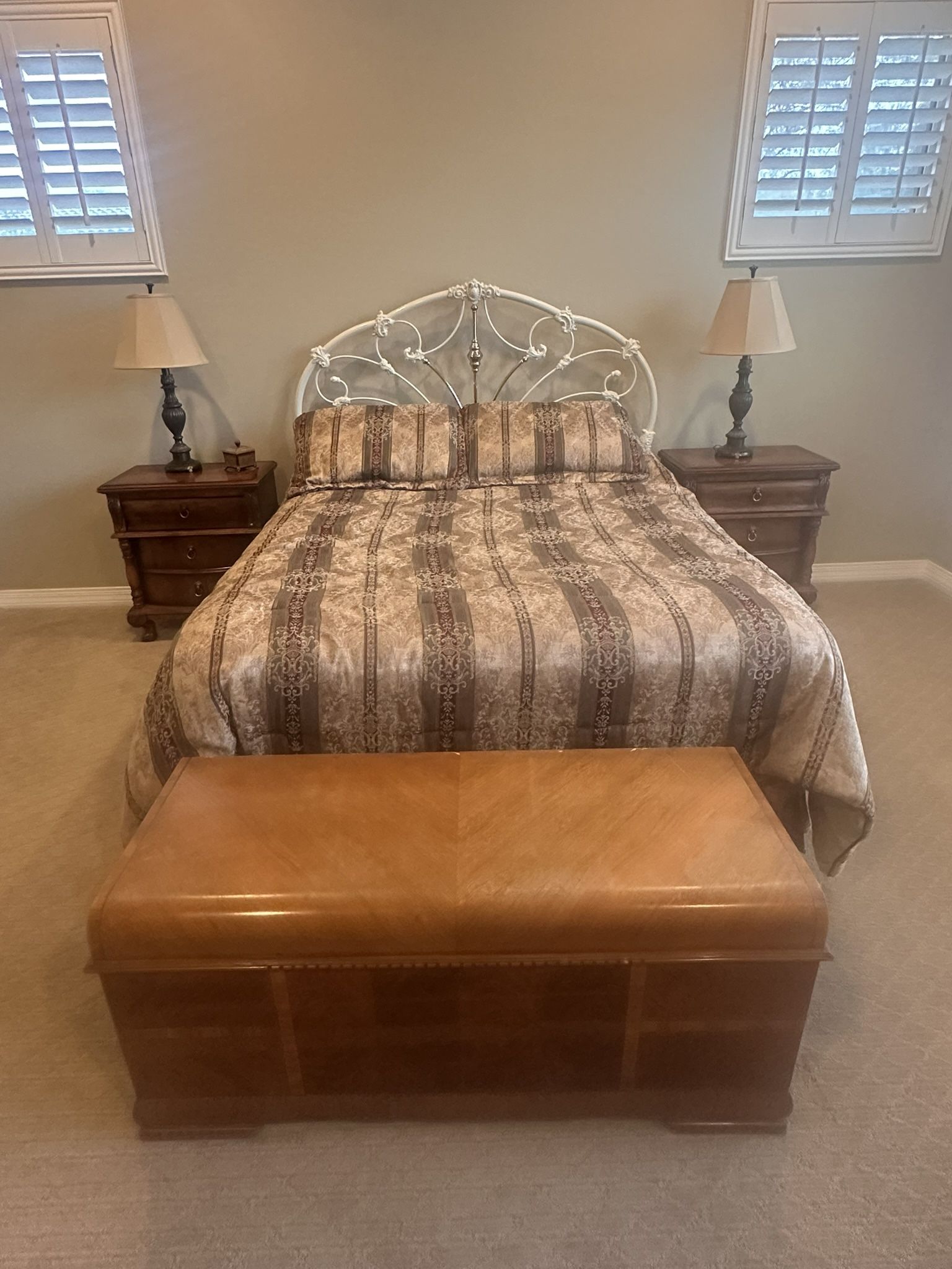 Antique Pulaski Furniture Queen Bedrooms Set