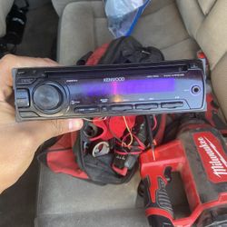 estereo kenwood con su base. 