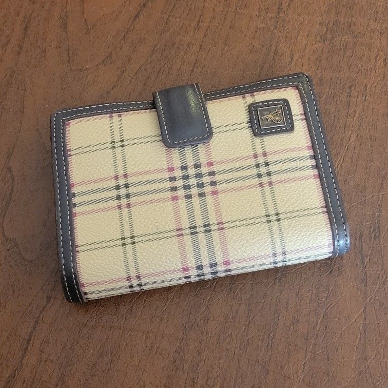 Beatiful Bean Pole bifold leather wallet beige brown. Pre-owned, very
good shape - please see the photos. 2 open compartment for paper money,
cha