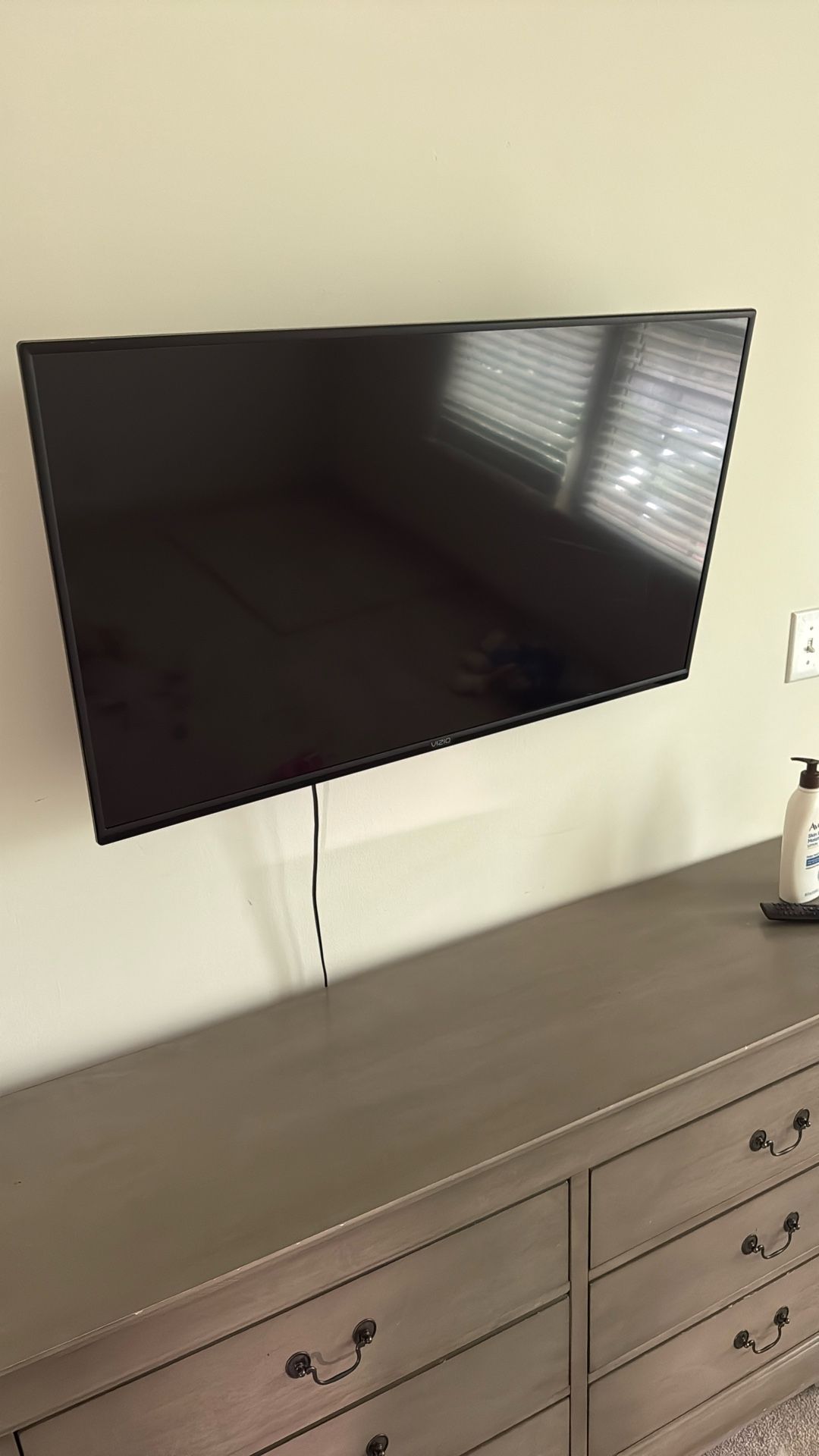 120.00 40 inch Vizio Smart tv