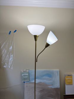 💡Light brass/gold floor lamp (2 bulbs)