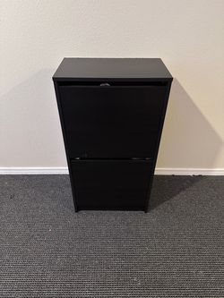 Shoes rack with foldable shelves