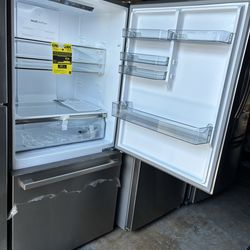 2023 Premium 33” Refrigerator – Fingerprint Resistant Stainless Steel – Like New