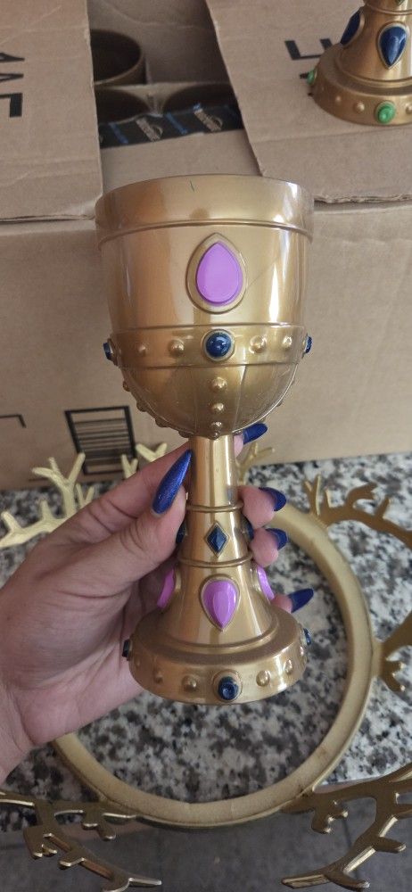 12 Party Plastic Goblets/Crown