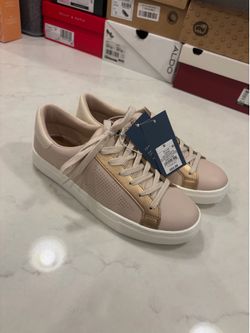 Universal Threads brand new women’s sneakers size 8.5