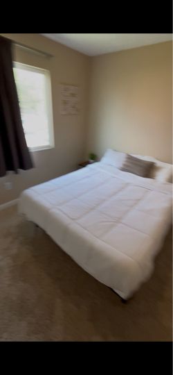 **QUEEN BED & FRAME**