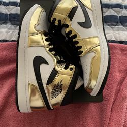 Air Jordan 1 Mid SE Size 7.5 And 7y