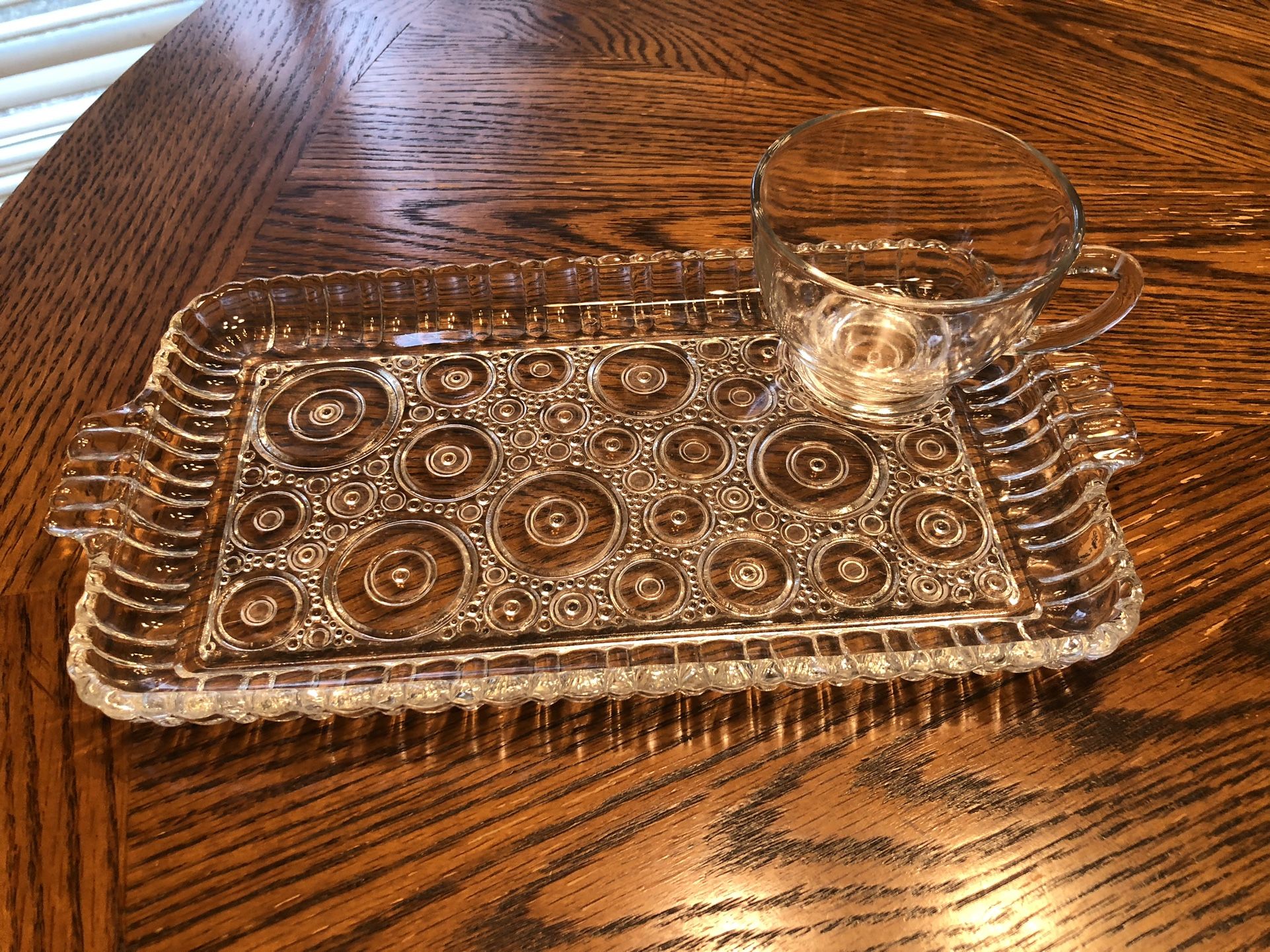 VINTAGE ANCHOR HOCKING Snack Luncheon Set of 4 Clear Glass Tray & Teacu
