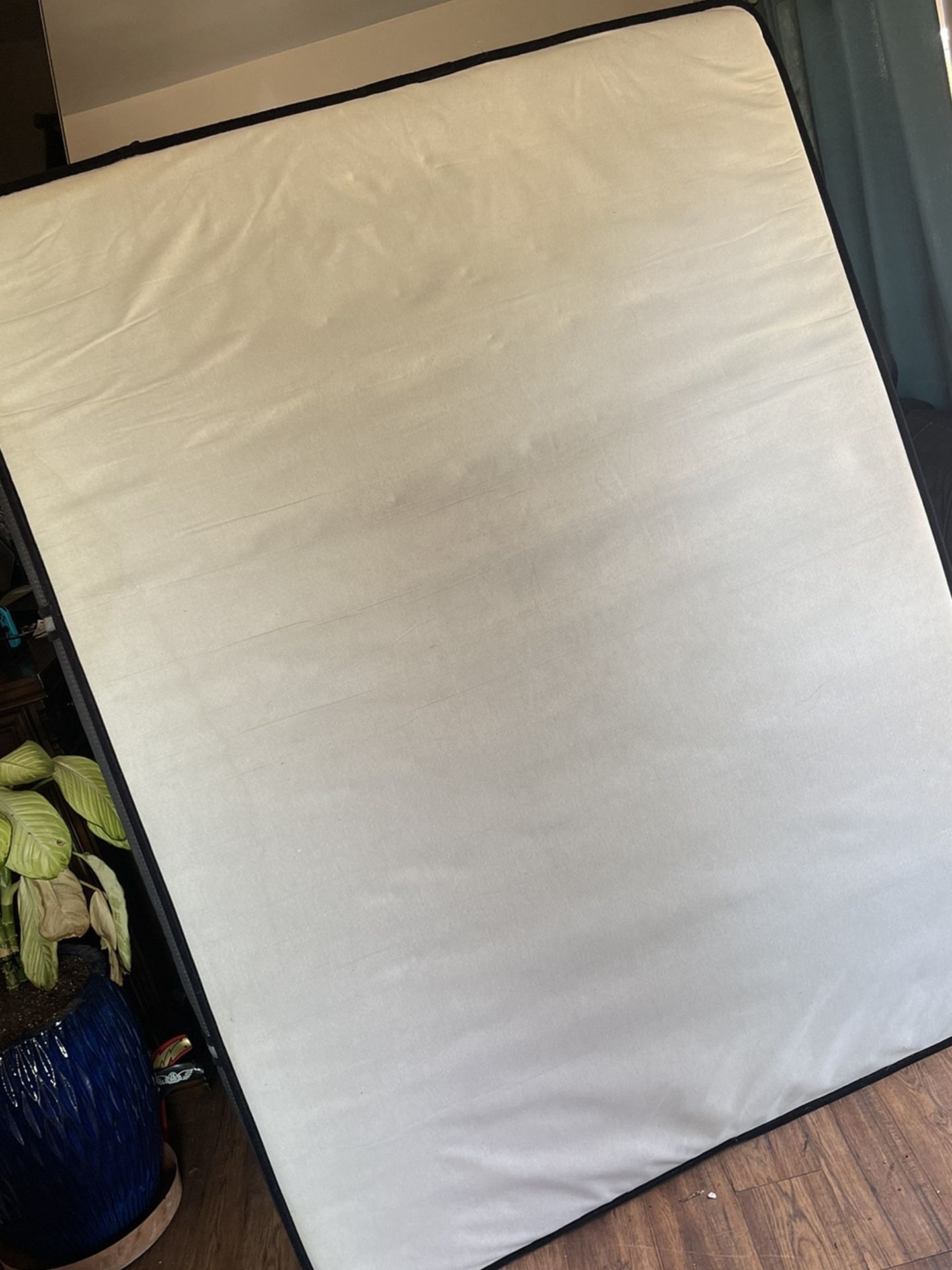 SELLING A QUEEN SIZE MATTRESS (NEED IT GONE ASAP)