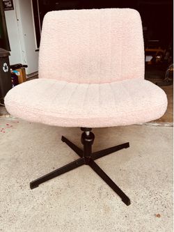 Pink plush desk chair $40