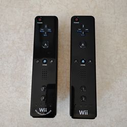 2 original Nintendo WII controllers Remotes