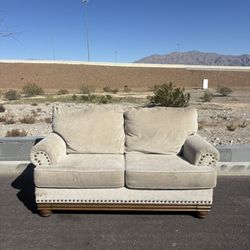 Beautiful Small Two Seater Loveseat (Free Delivery 🚚)