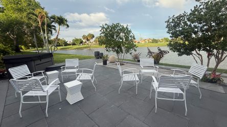 Outdoor patio chairs (4)