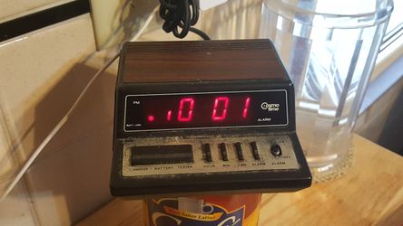 Alarm clock works fine except top half of the 10,11,12 isnt working. Not a big deal. Runs on electric or 9 v