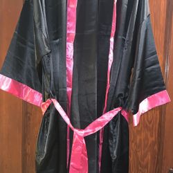 Ladies HOT PINK & SATINY BLACK KIMONO  SIZE LARGE X LARGE OPEN BOX - UNUSED IN IMPRESSIVE  LOOK AND FEEL PET & SMOKE FREE ENVIRONMENT 