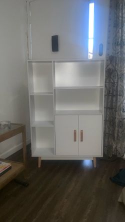 Young girls bookcase
