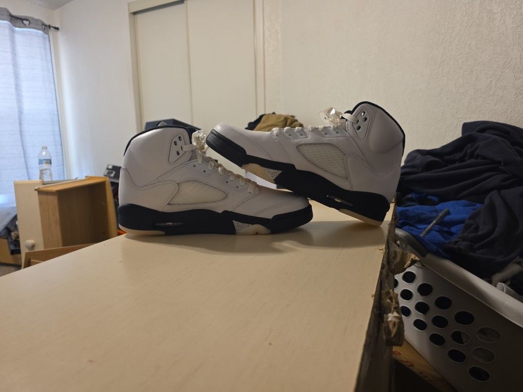 Jordan 5 's reverse metalic White .