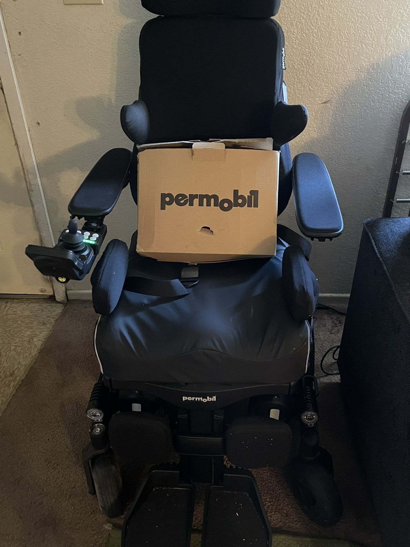 Electric Chair Per mobile New Only Used Once Or Twice To Test Everything Works Fine With Charger.
