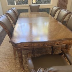 Beautiful Traditional Dinning Room Table
