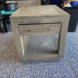 Beautiful Like New End Table / Night Stand 