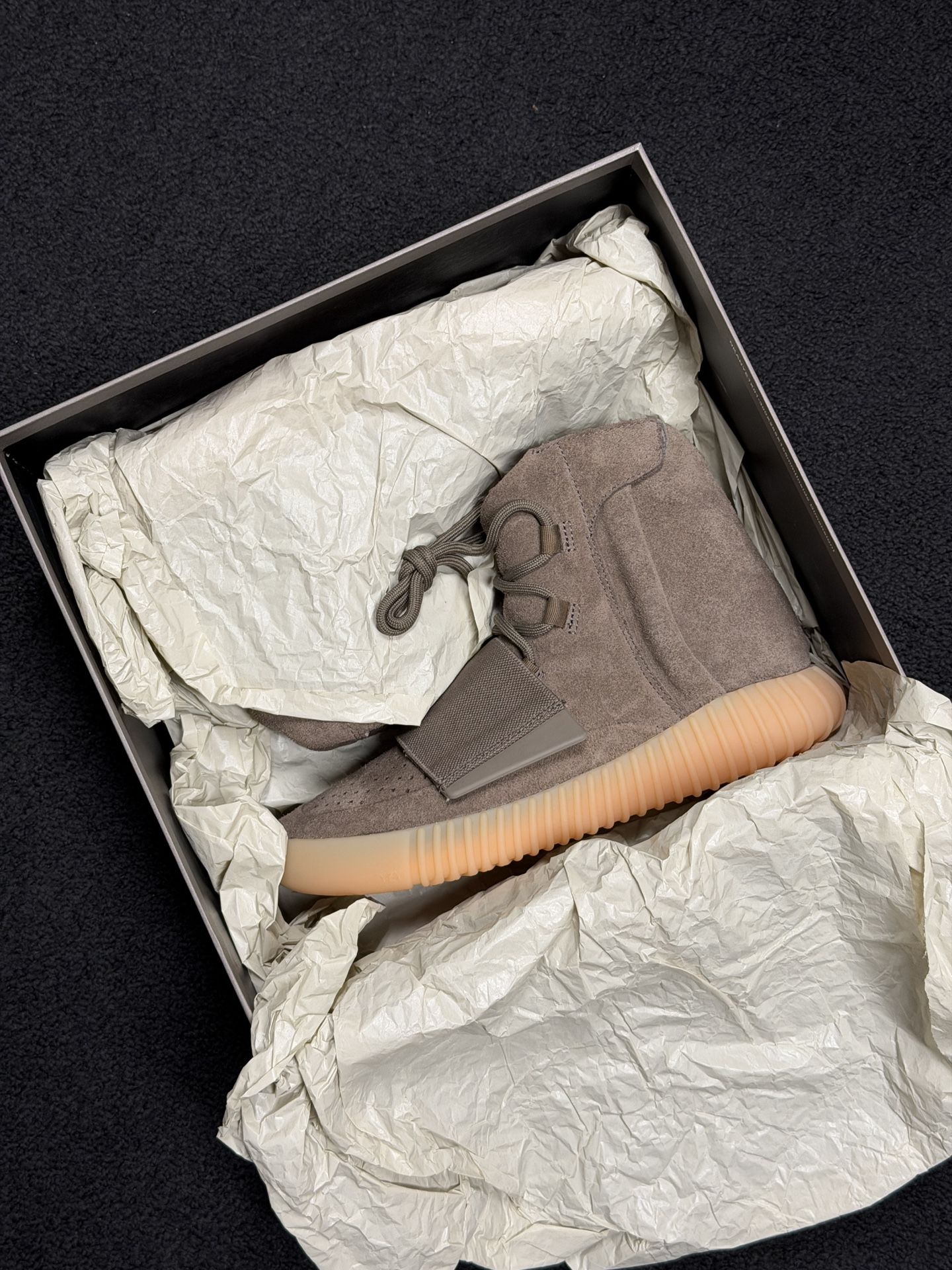 Authentic DS Adidas Yeezy 750 Chocolate size Men’s 6