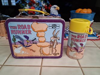 VINTAGE 1973 ~ "ROAD RUNNER" METAL LUNCHBOX  with THERMOS 1973 WARNER Wile E Coyote. Excellent Condition!..  asking ONLY $120.00
