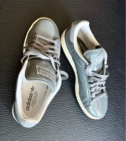 Adidas Gray Shiny Shoes Size 9 Men like NEW