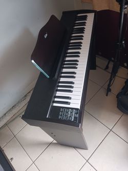 Piano pekeno electrico seminuebo