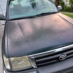 Blue Pick-up Toyota Tacoma 